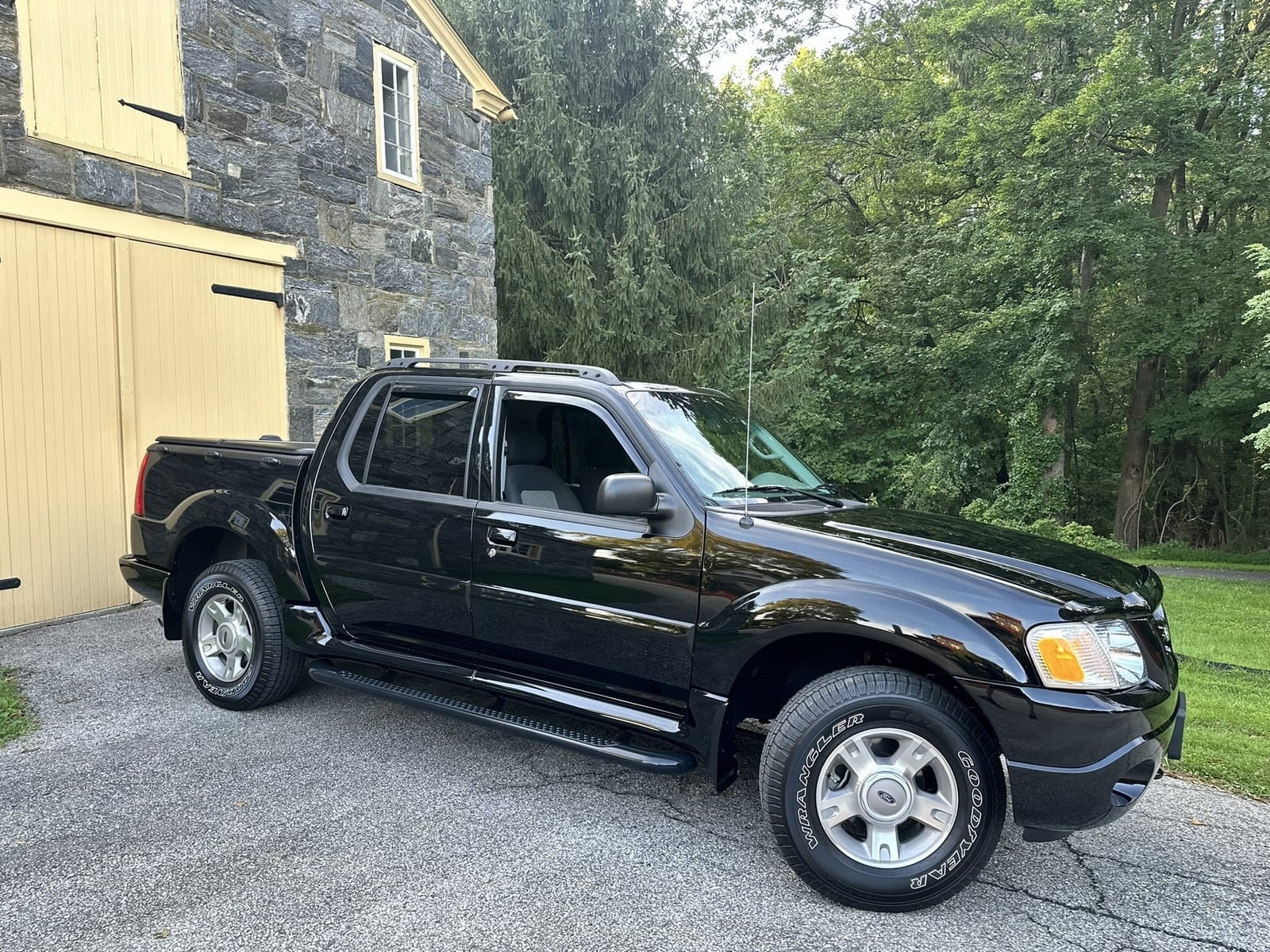 2004 Ford Explorer Sport Trac XLT Premium 4.0L V6 4x4 - Only 26,000 Miles