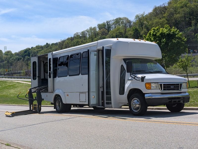 2007 Ford E-450 Cutaway Elkhart Coach